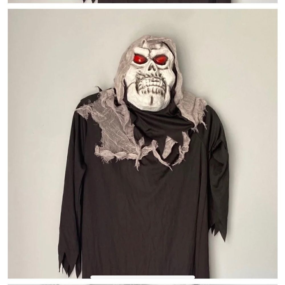 Nwt Halloween glowing reaper boys, Halloween costume light up mask size XL 14/16
